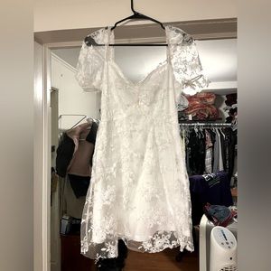 Mini white dress, lace overlay, puff sleeves,
